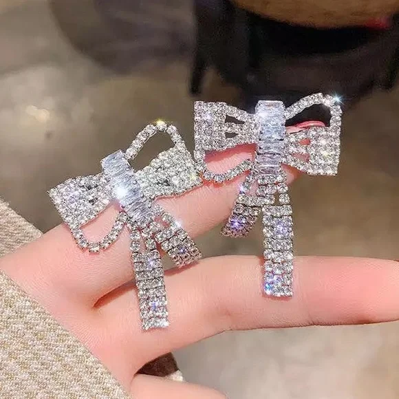 NEW - Stunning 14K White Gold Diamond Bow Knot Earrings - Picture 2 of 3